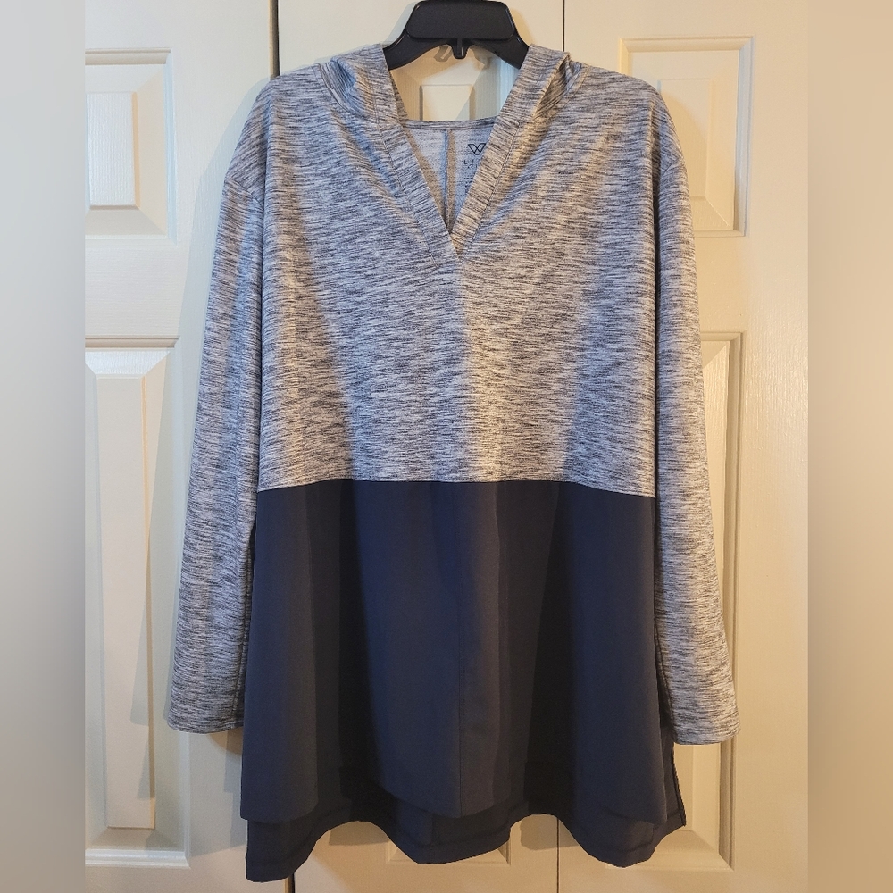 Livi Active by Lane Bryant Navy V-neck Long Sleeve T-shirt Hooded Top Size 18/20